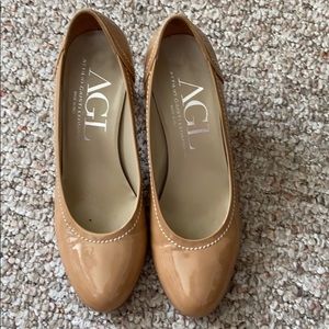 AGL TAN PATENT LEATHER PUMPS size: 39